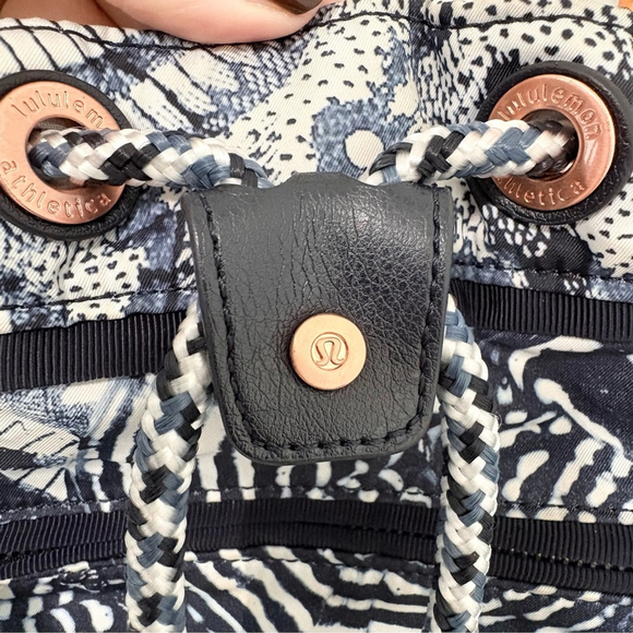 Lululemon | Wanderlust Diversity Bag 2015 | Winged Mosaic White Blue | NWOT - Picture 13 of 16